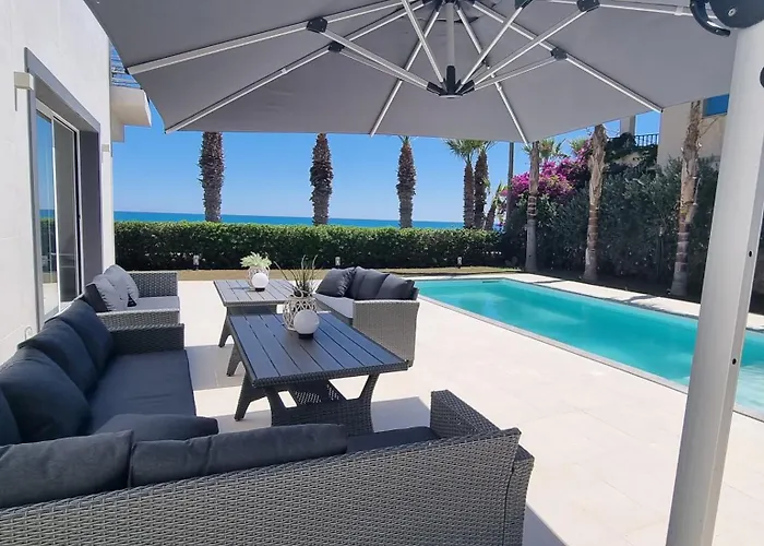 Luxury Villa Lucy With Pool On Front Of Beach Of Donnalucata