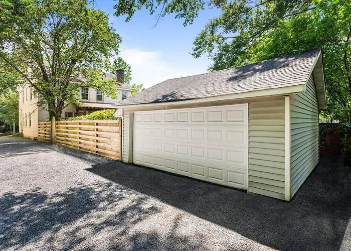 The Montgomery Manor - 5 Bedroom 4 Bath With Pool And Garage