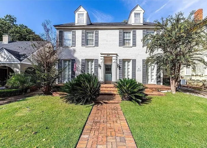 The Montgomery Manor - 5 Bedroom 4 Bath With Pool And Garage