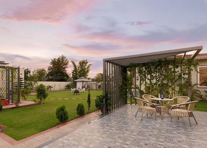 Inaayat Villa By Stayvista - Luxe Retreat With Pool & Garden
