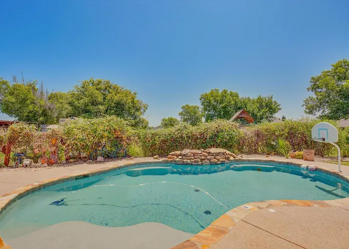 Sunny Stephenville Home W/ Pool: 4 Mi To Downtown