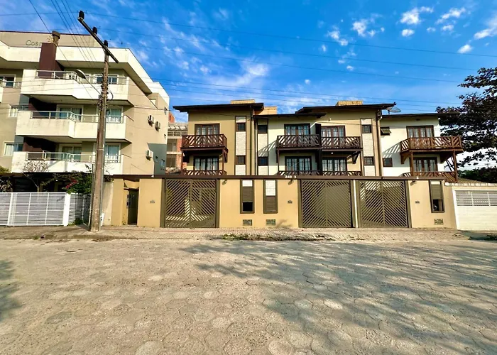 LINDO SOBRADO A 250mts DA PRAIA MARISCAL BOMBINHAS PISCINA 249-3