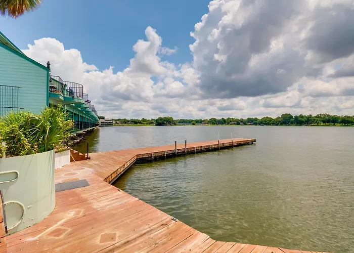 Lake Conroe Condo: Balcony, Views & Pool Access!