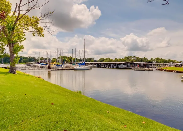 Lake Conroe Condo: Balcony, Views & Pool Access!