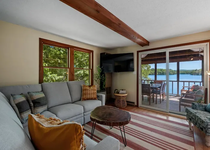 Idyllic Lakeside Getaway Home