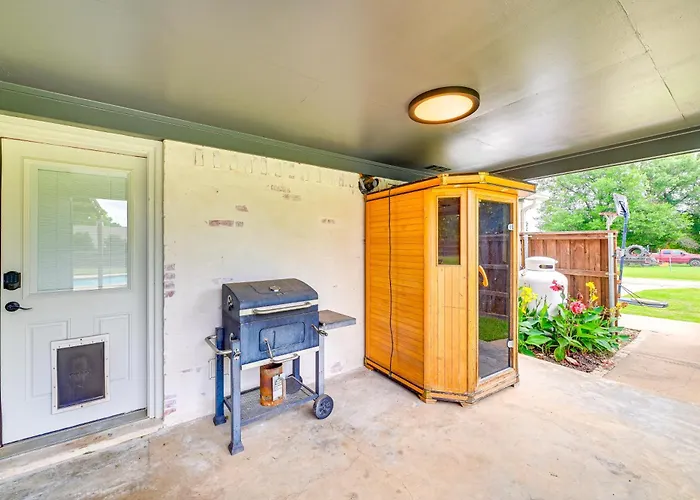 Fire Pit + Sauna: Spacious Lake Texoma Retreat!