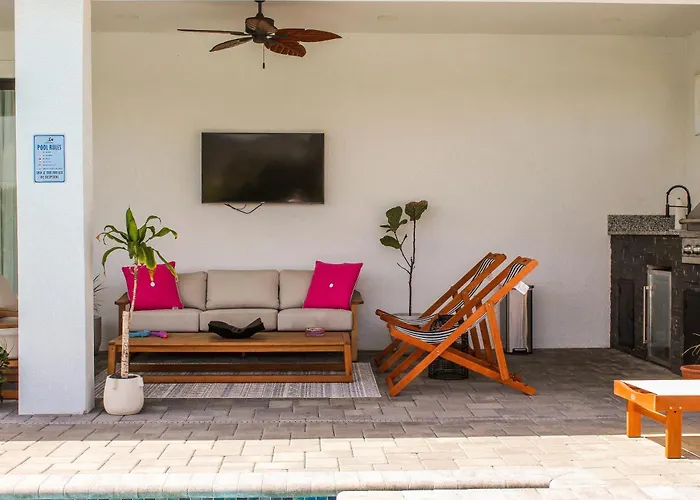 Luxurious Waterfront Home With Heated Pool And Jacuzzi