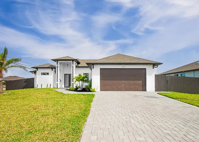 Luxurious Waterfront Home With Heated Pool And Jacuzzi