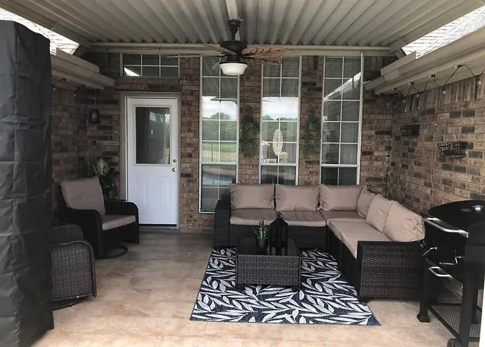 Luxury Pool Retreat Near Downtown Dallas