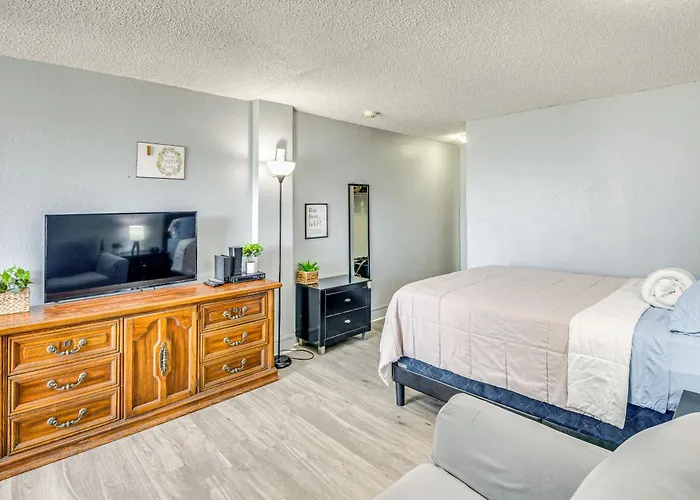 Daytona Beach Condo W/ Balcony: 5 Mi To Speedway!