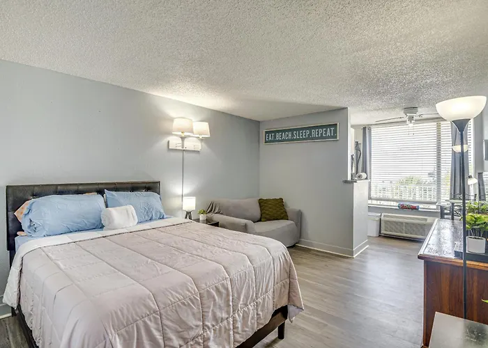 Daytona Beach Condo W/ Balcony: 5 Mi To Speedway!
