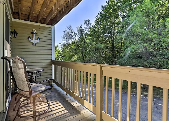 Lake Getaway: Walk Across Street To Private Beach!