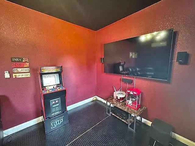 Sophisticated 5Br 2,5Ba Holiday Villa - Pool Sauna Hot Tub