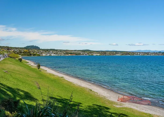 Sun And Swim - Lake Taupo Holiday Home