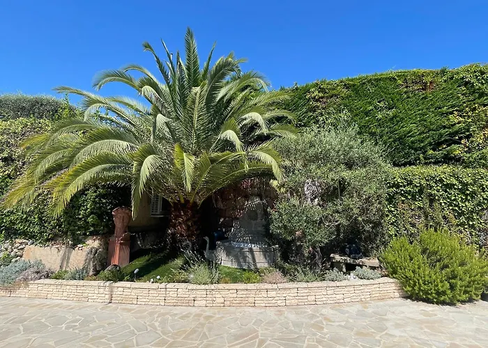 Luxe et calme avec vue mer panoramique à Antibes