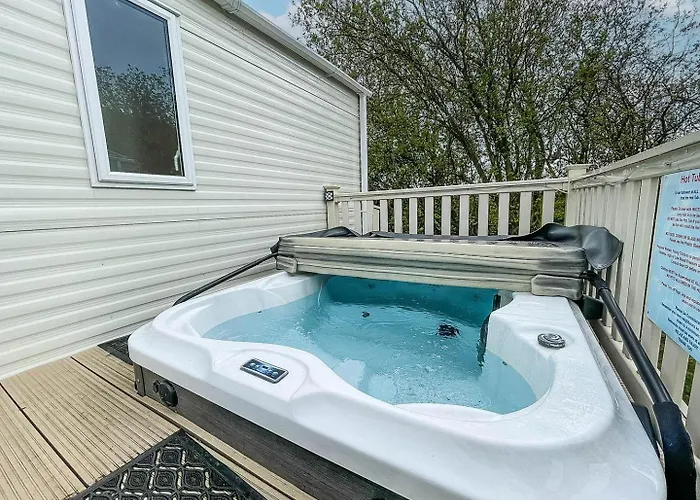 CaravanSleeps6-HotTub-Garden-WaterWonderland