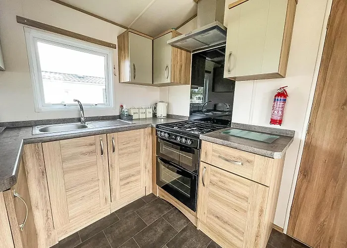 Caravansleeps6-Hottub-Garden-Waterwonderland