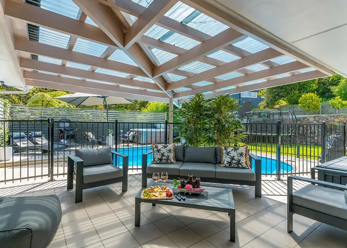 Tuis And Pools - Lake Taupo Holiday Home