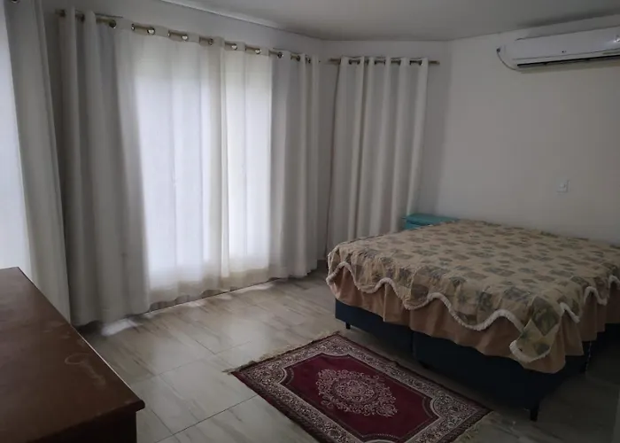 casa 700m da praia, ideal para família, 3 quartos , piscina, ar condicionado, churrasqueira, wi fi, estacionamento, até 10 pessoas,