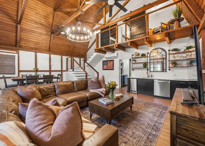 7-Br Retreat Pool, Hot Tub, Sauna, Barn