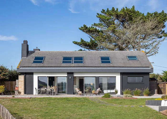 La villa sur la baie vue imprenable et piscine intérieure 29 degrés