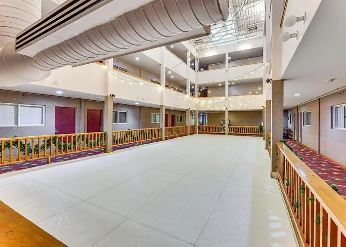 Snowshoe Condo W/ Mtn Views, Walk To Ski Lift
