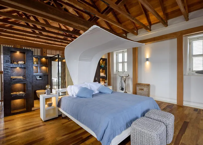 Private Oceanfront Luxurious City Villa With Pool And Beach