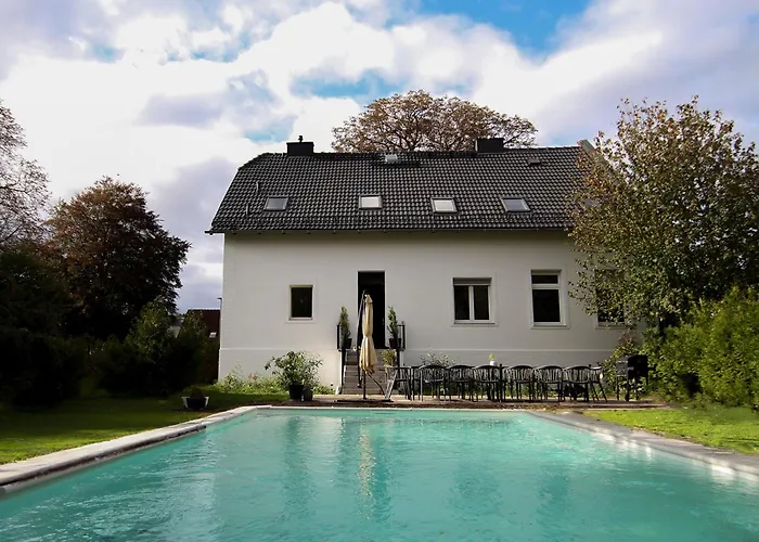 Haus Mit Pool, Garten Und Gym In Berlin
