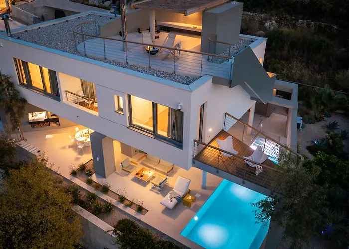 Seaview And Pool House Manu