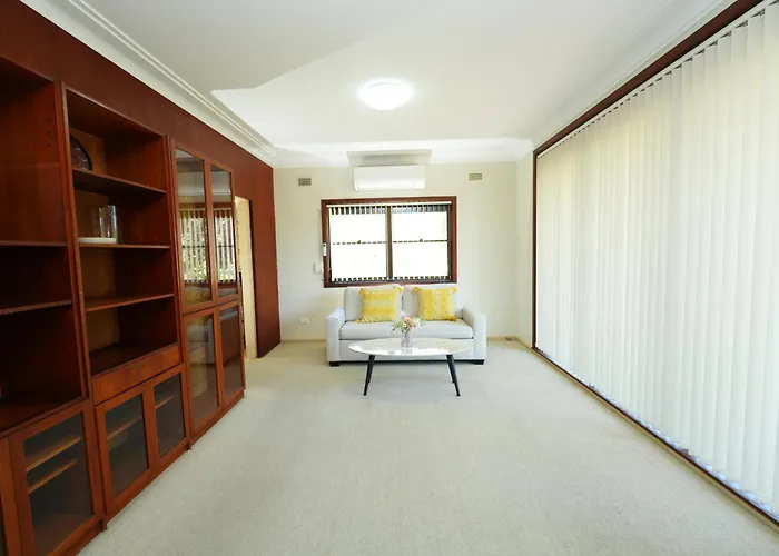 3Br Home With Pool Near Shops, M5 & Train Stations