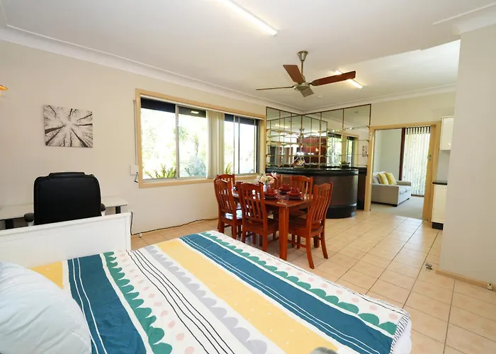 3Br Home With Pool Near Shops, M5 & Train Stations