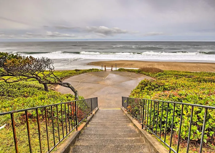 Lincoln City Condo: Pool Access, Walk To Beach!
