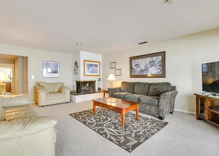 Lincoln City Condo: Pool Access, Walk To Beach!