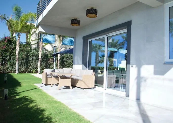 Luxury Villa Lucy With Pool On Front Of Beach Of Donnalucata