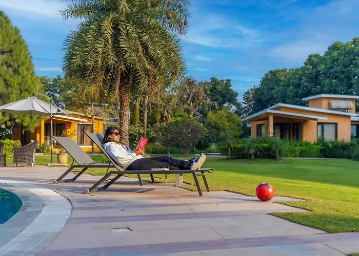 Stayvista At The Manvi Estate - Gurugram With Pool, Wifi & Bonfire