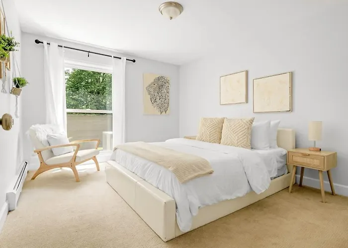 Bright & Modern - King Suite - Creekside Trail