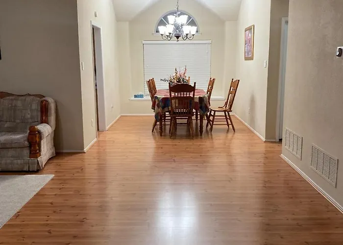 Comfy 3-Bedroom Home In Arlington