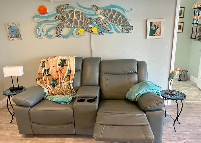 Guest Suite - Waterfront -Pool & Hot Tub- Walk To Beach
