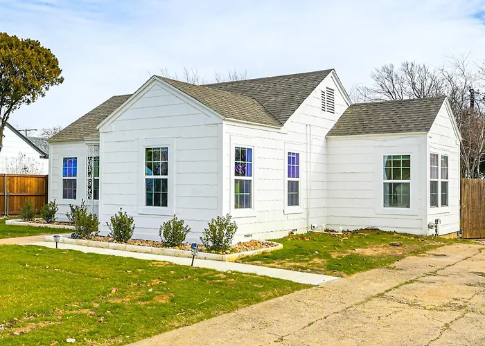 Walk To Cowboys Games: Arlington Home W/ Hot Tub!