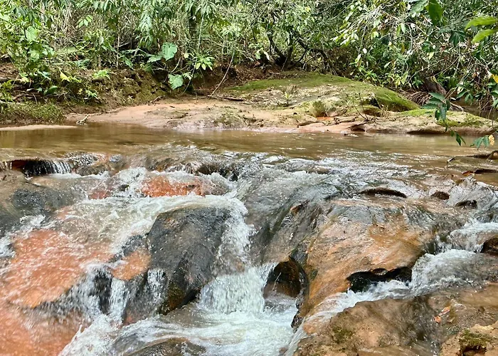Casa com piscina aquecida e córrego privativo