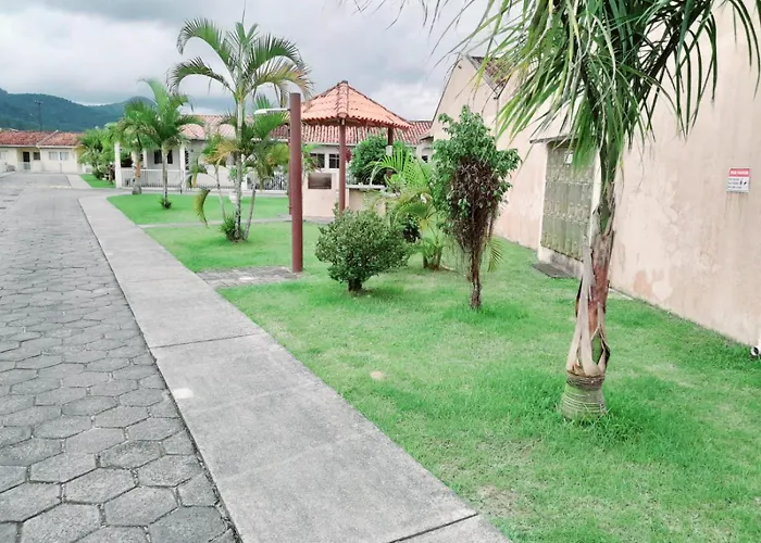 Casa em condomínio, com piscina, parquinho infantil, internet 500mb, ideal para família, garagem para 2 carros, com 2 quartos sendo 1 suíte, com Smart TV, 400m da PRAIA