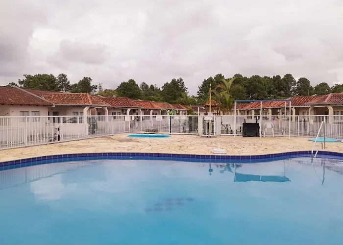 Casa em condomínio, com piscina, parquinho infantil, internet 500mb, ideal para família, garagem para 2 carros, com 2 quartos sendo 1 suíte, com Smart TV, 400m da PRAIA