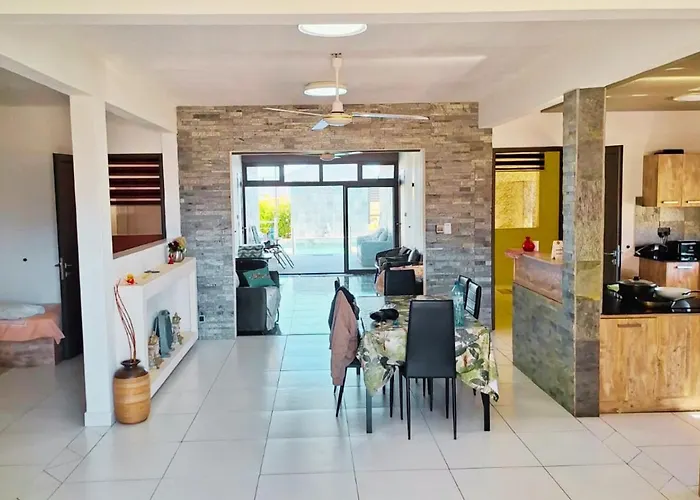 Modern Luxury 4-Bedroom Villa With Private Pool, Bbq Flic En Flac