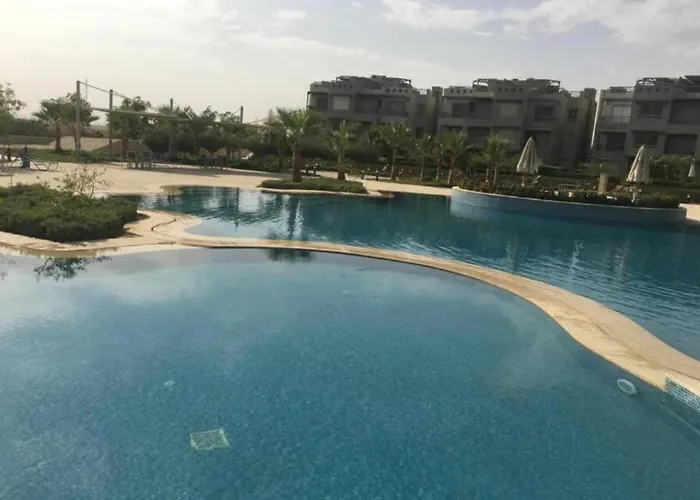 Luxury 5BR Villa with Sea View&Garden in Einbay