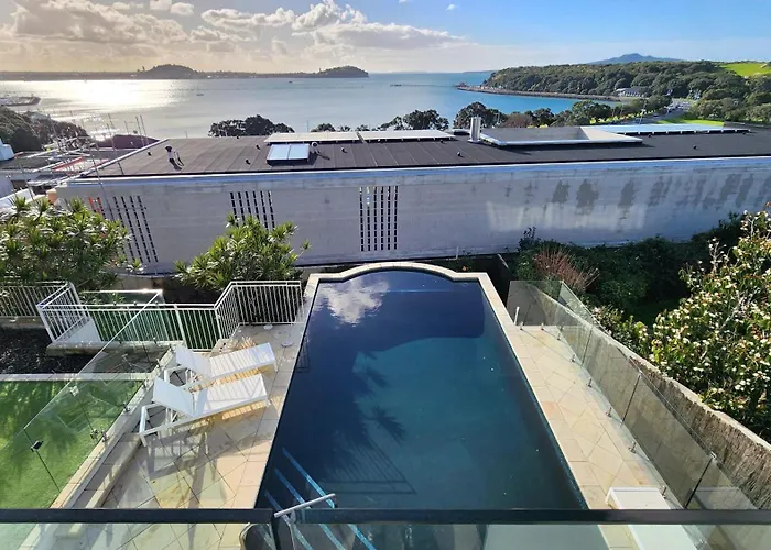 Orakei Grandeur Mansion With Sea Views & Pool