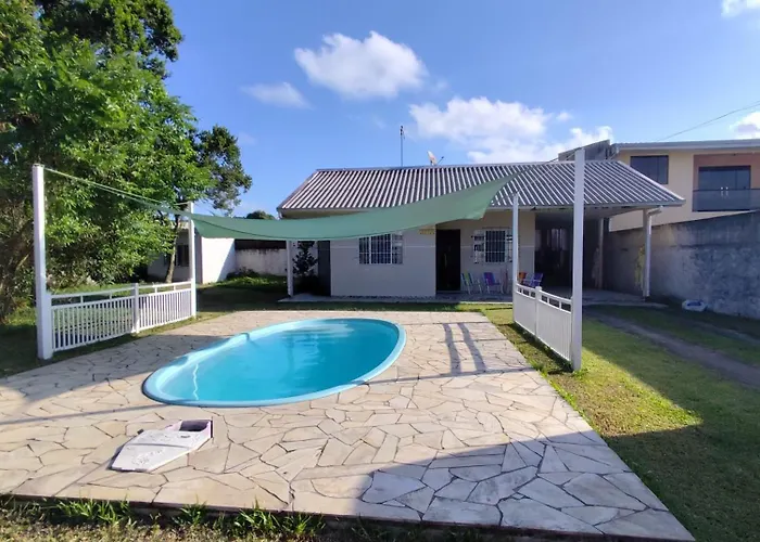 Casa com piscina 2 quadras da praia