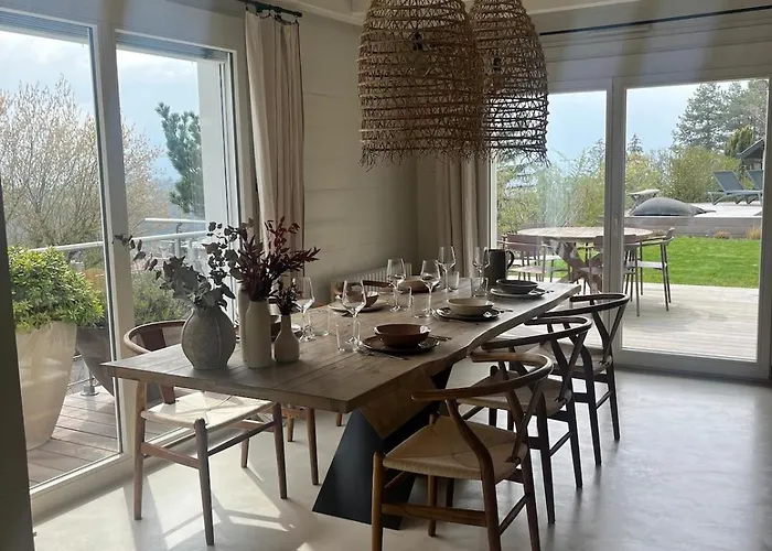 Maison en bois avec piscine chauffée et vue panoramique