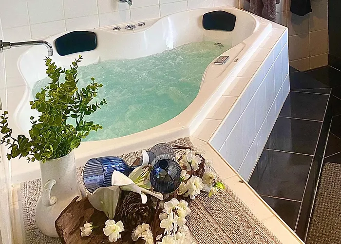 Couple'S Spa Retreat Resort Villa With Complimentary Champagne Upon Arrival