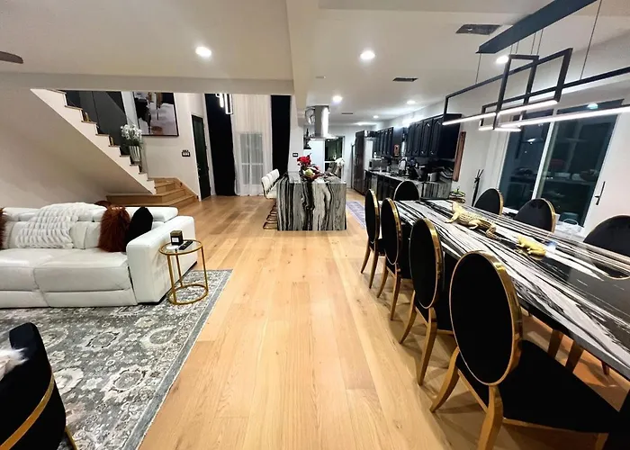 Luxury Home w Pool, Open Kitchen, Poker Room&More