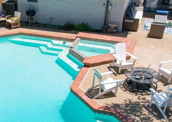Modern Home With A Firepit, Heated Pool & Spa
